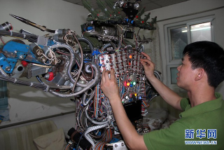 Illustration for article titled Chinese Dude Made a Robot Roommate
